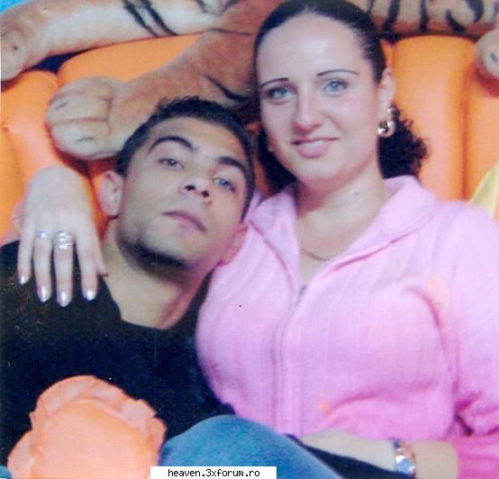 hai sa incep yo cu prima si ultima poza  a mea! poate ma urmeaza careva !
poza are cam 5 ani ! eu si